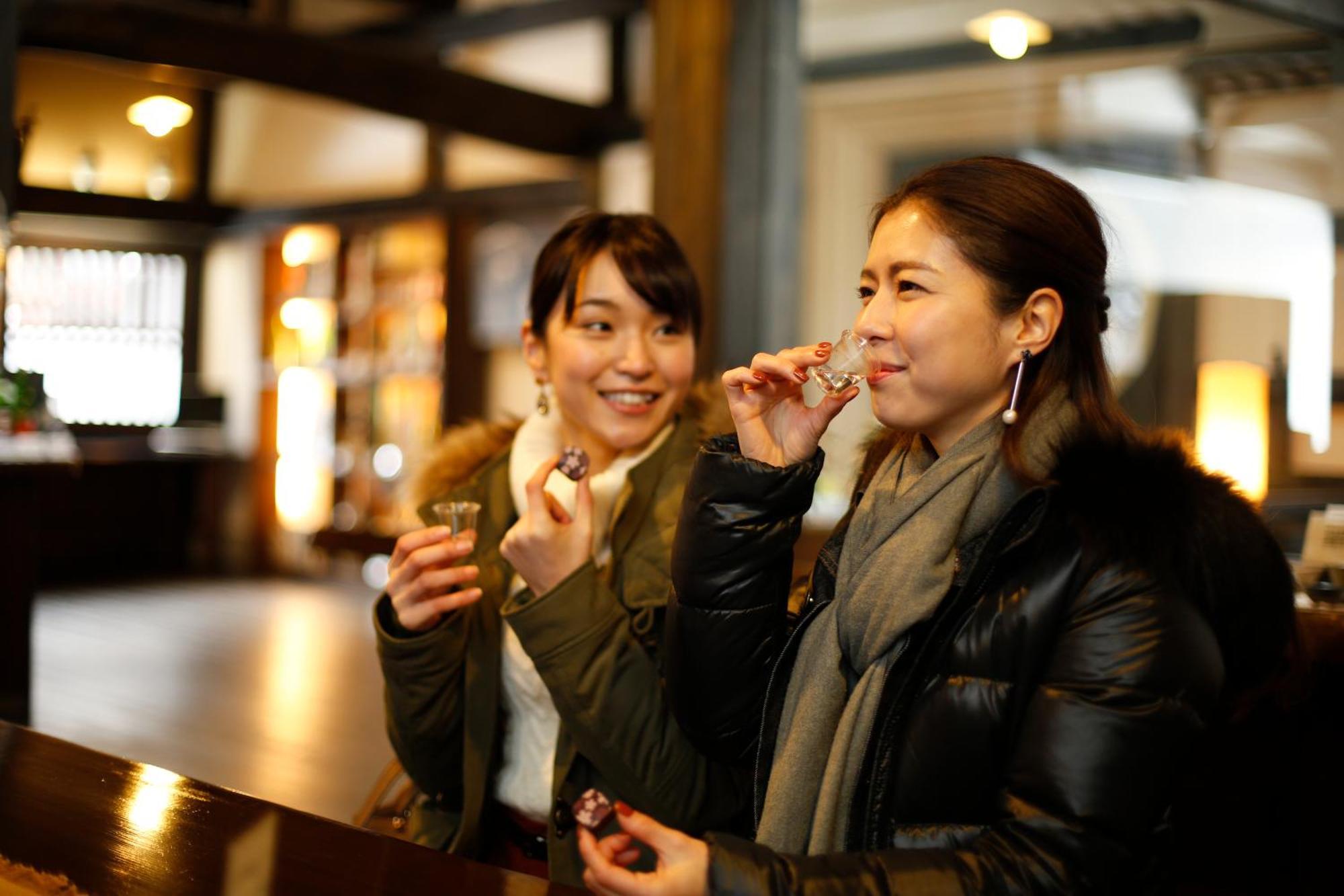 Hida Takayama Onsen Takayama Green Hotel Keio Group Hotels Exterior foto Two women drinking in a bar in Tokyo, Japan