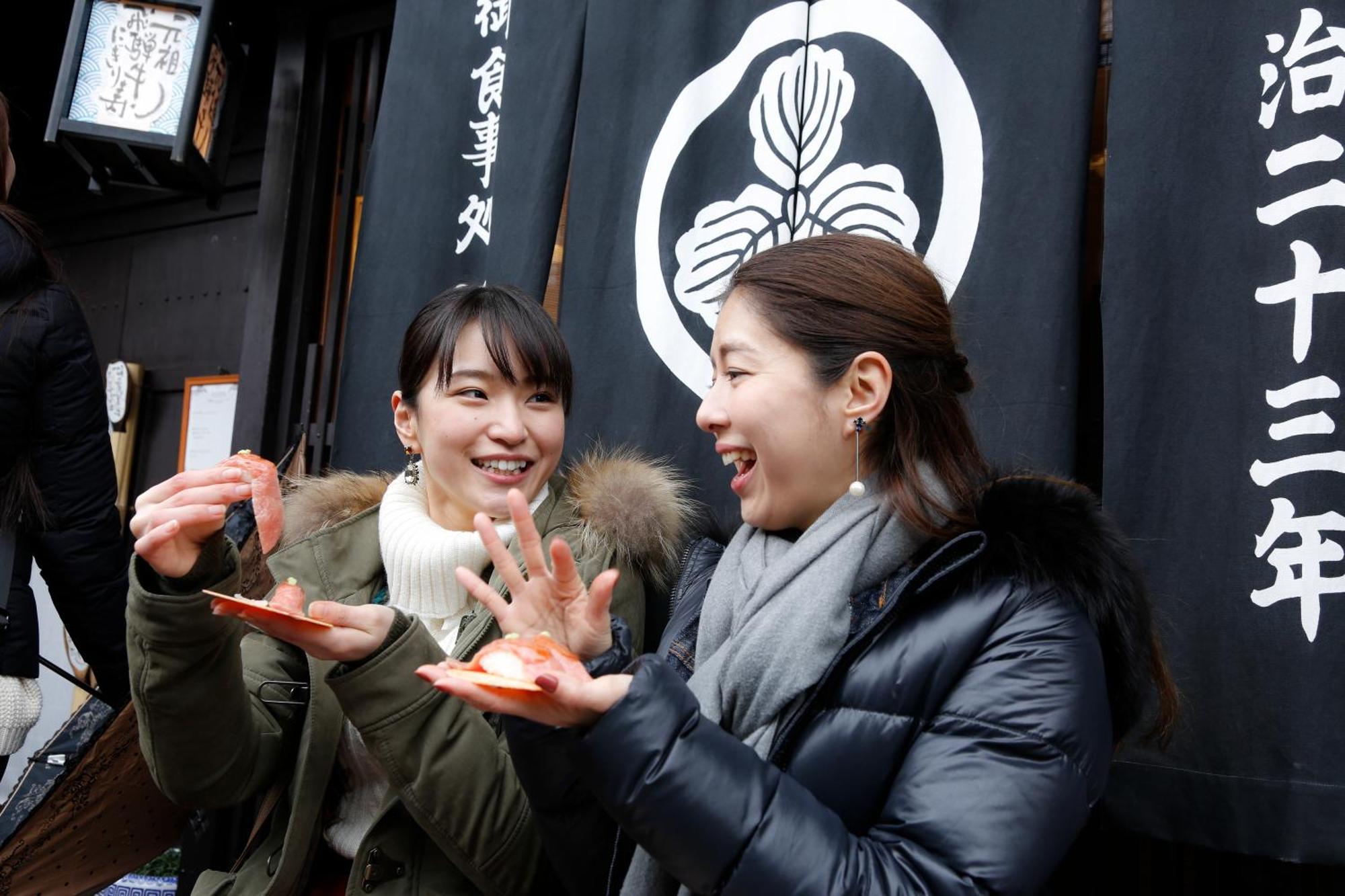 Hida Takayama Onsen Takayama Green Hotel Keio Group Hotels Exterior foto Two women playing hand games in Japan