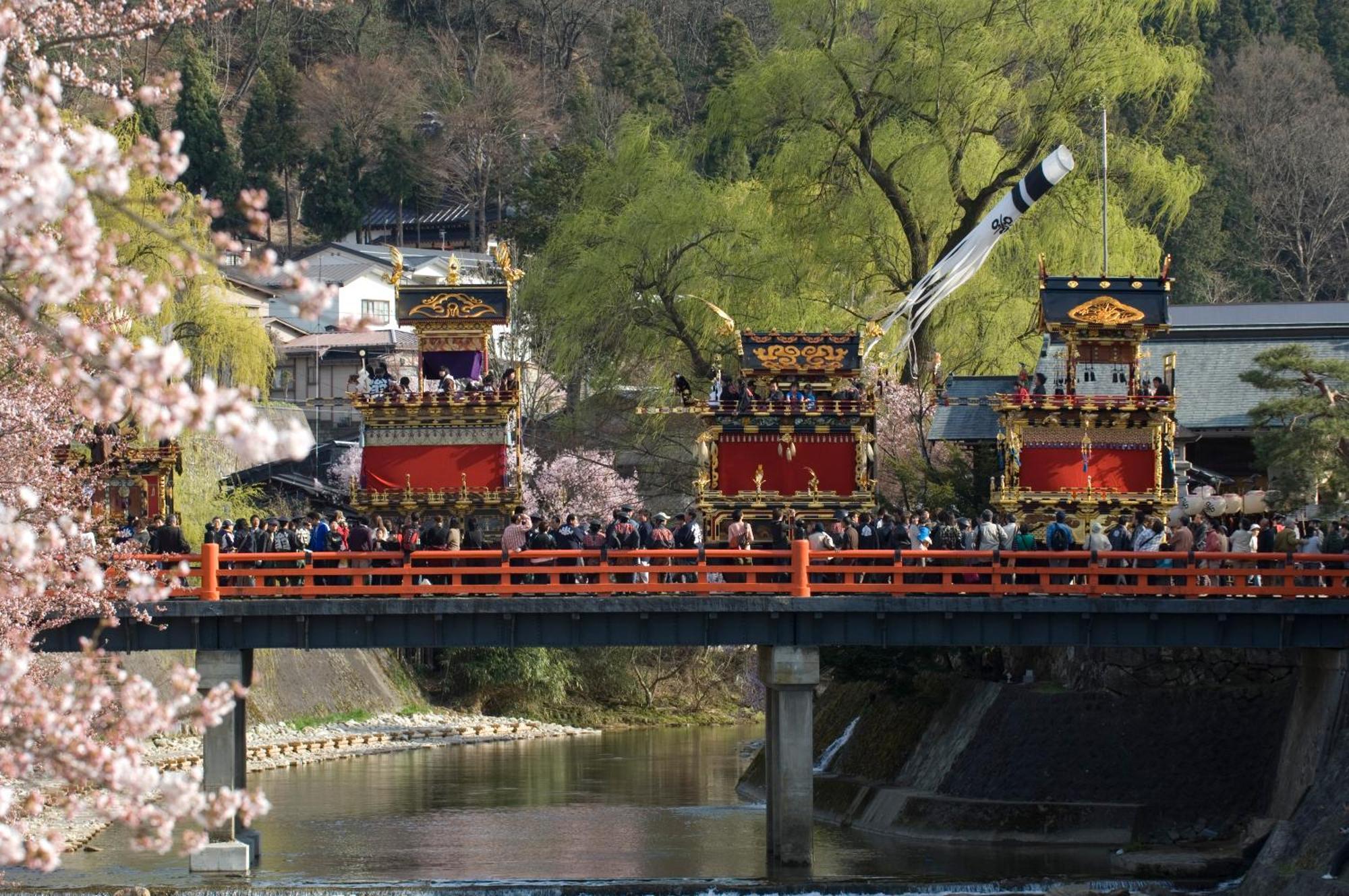 Hida Takayama Onsen Takayama Green Hotel Keio Group Hotels Exterior foto The festival of the shrine