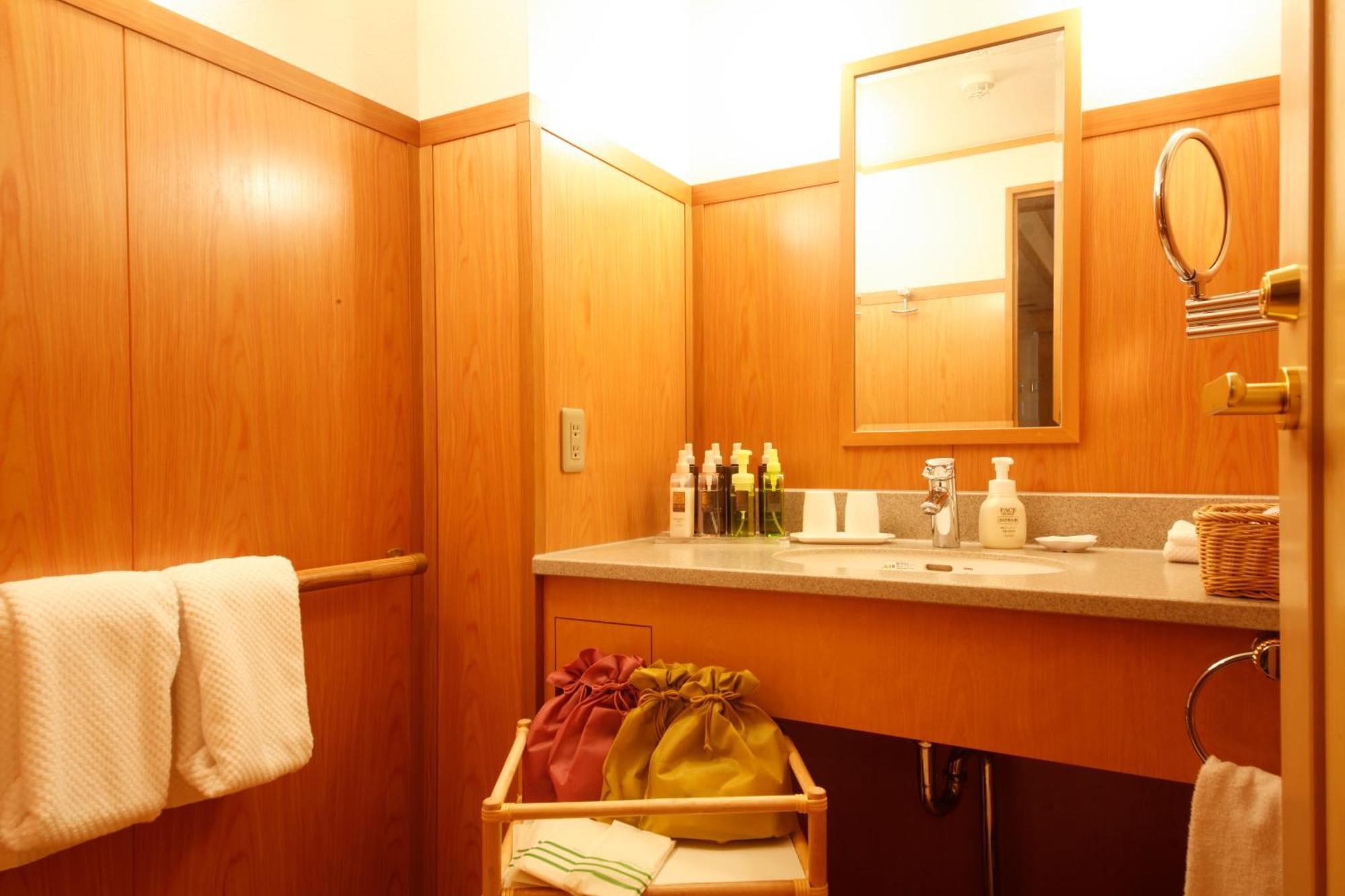 Hida Takayama Onsen Takayama Green Hotel Keio Group Hotels Exterior foto A yukata bag in a hotel bathroom