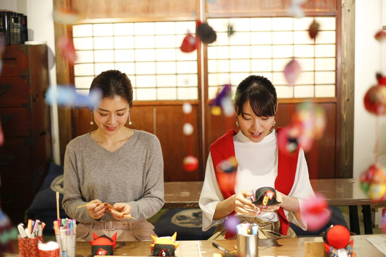 Hida Takayama Onsen Takayama Green Hotel Keio Group Hotels Exterior foto Making of a traditional Japanese mask